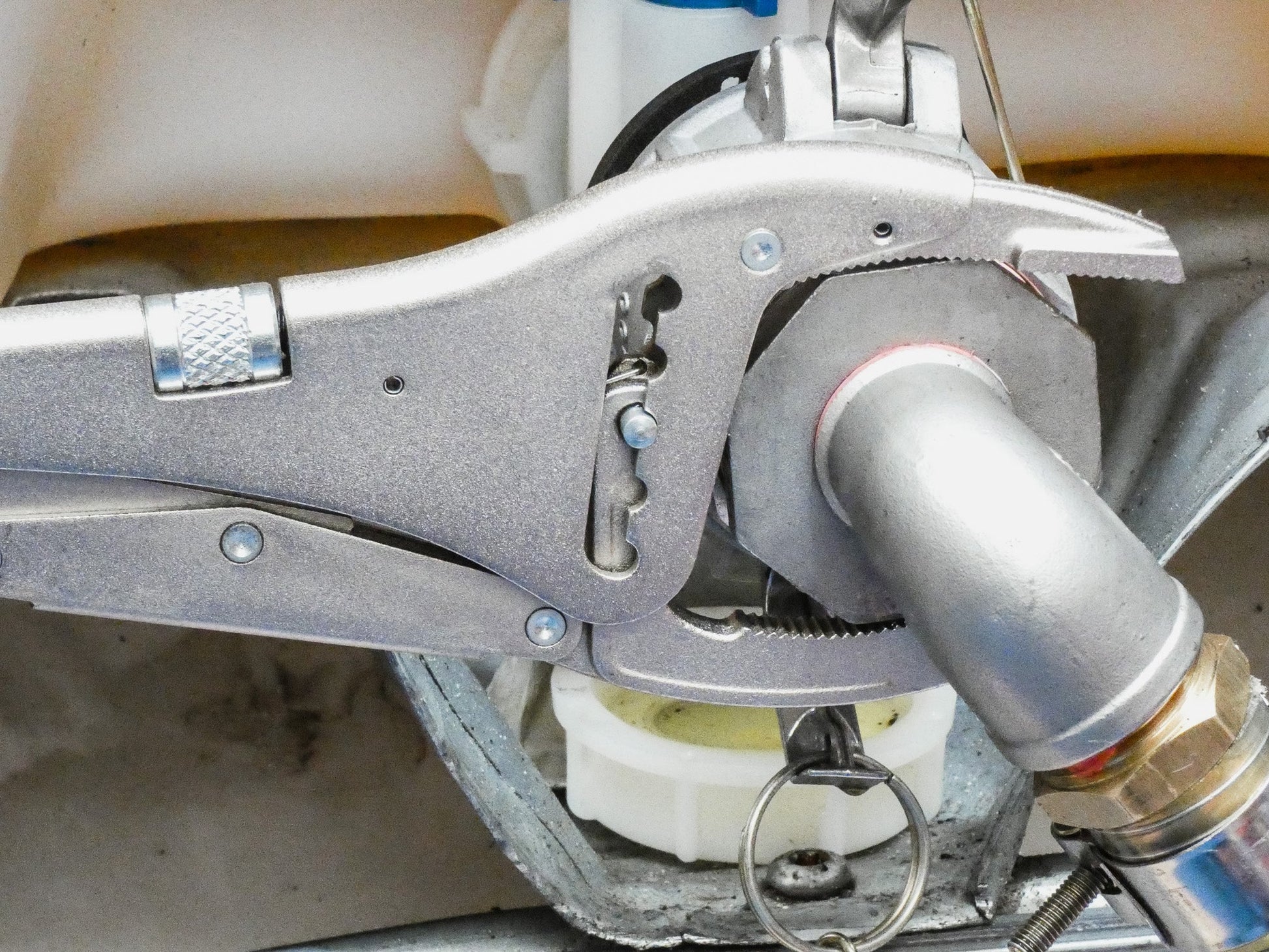 close up view megaflex griplox excision pliers in action 